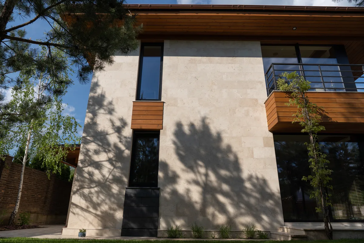 травертин фасад