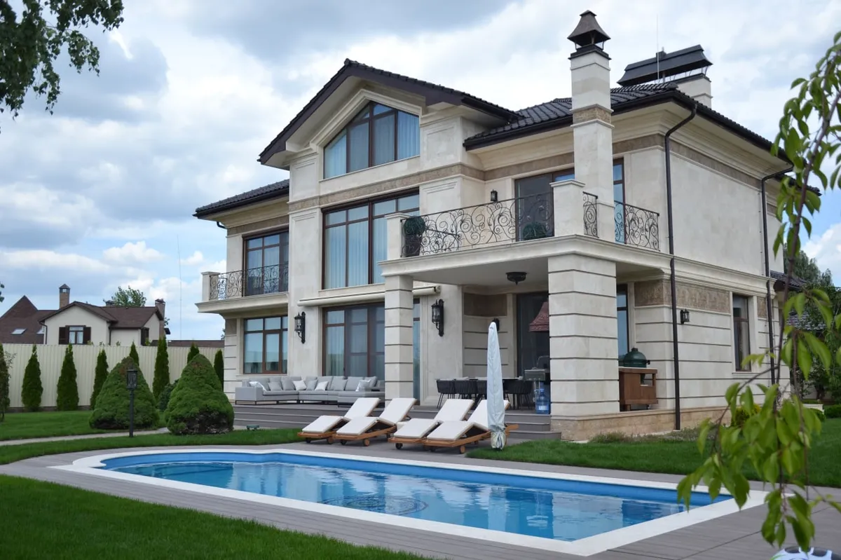 травертин фасад