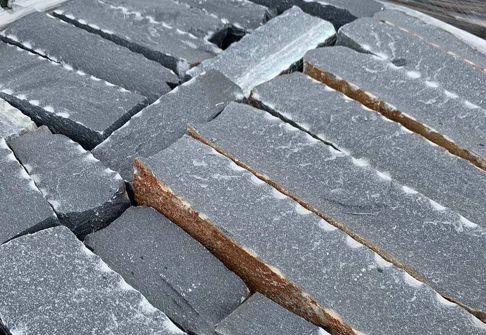 Кварцит Rock Face Flat Black