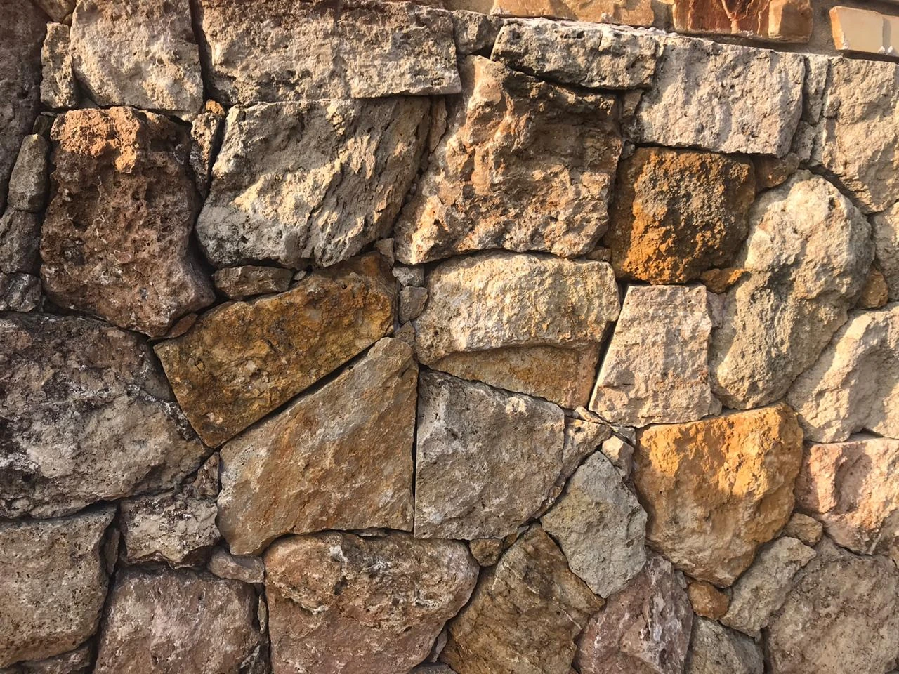 Кварцит Rock Face Airon