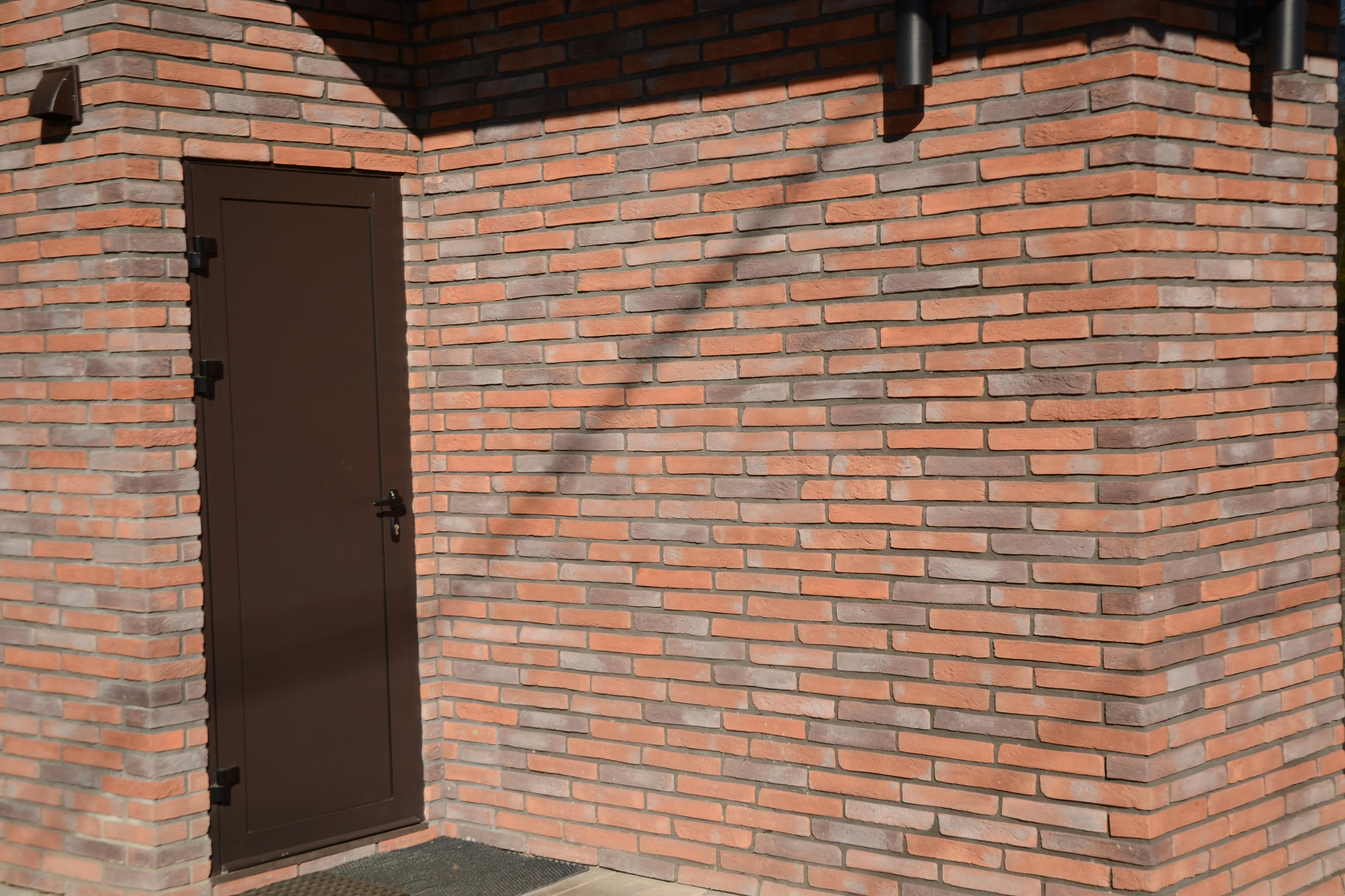 Фасадная плитка Loft Brick Лонг Форд 30 Красно-коричневый с черными вставками 295x50 мм