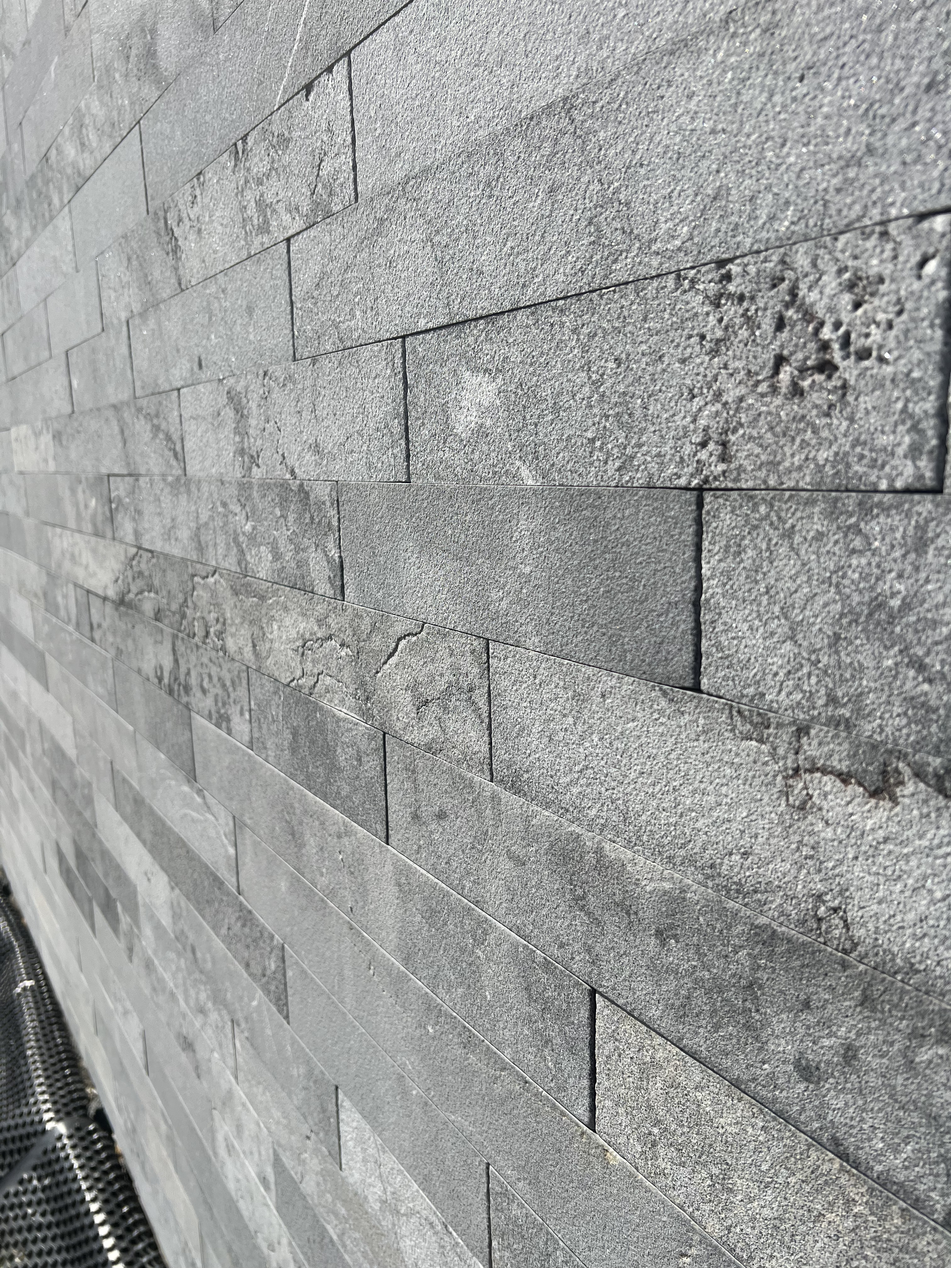 Мрамор Black Marble Sunblasted 1.2*7.5*20.3-61 см