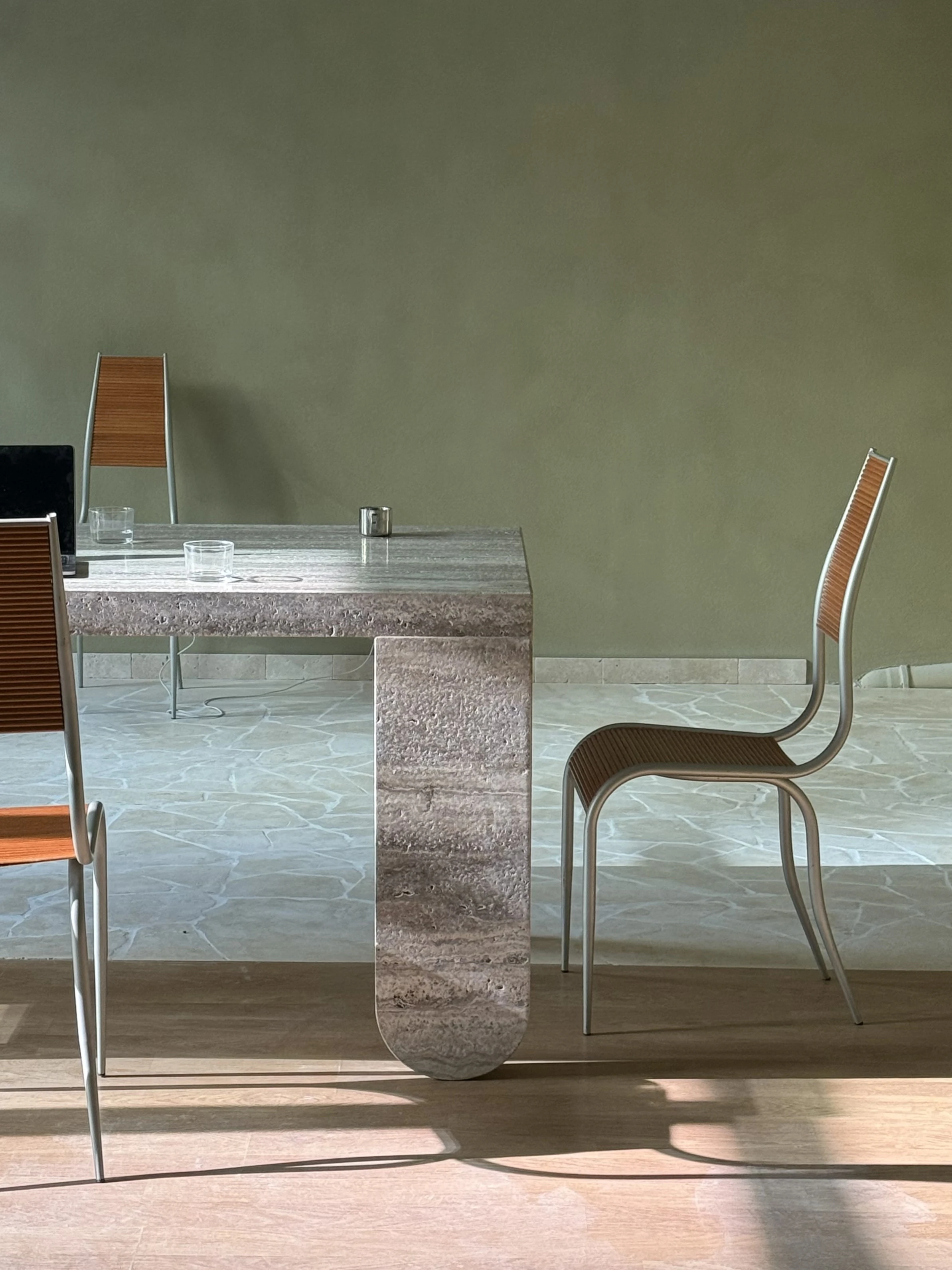 Большой стол с закругленными ножками из серого травертина