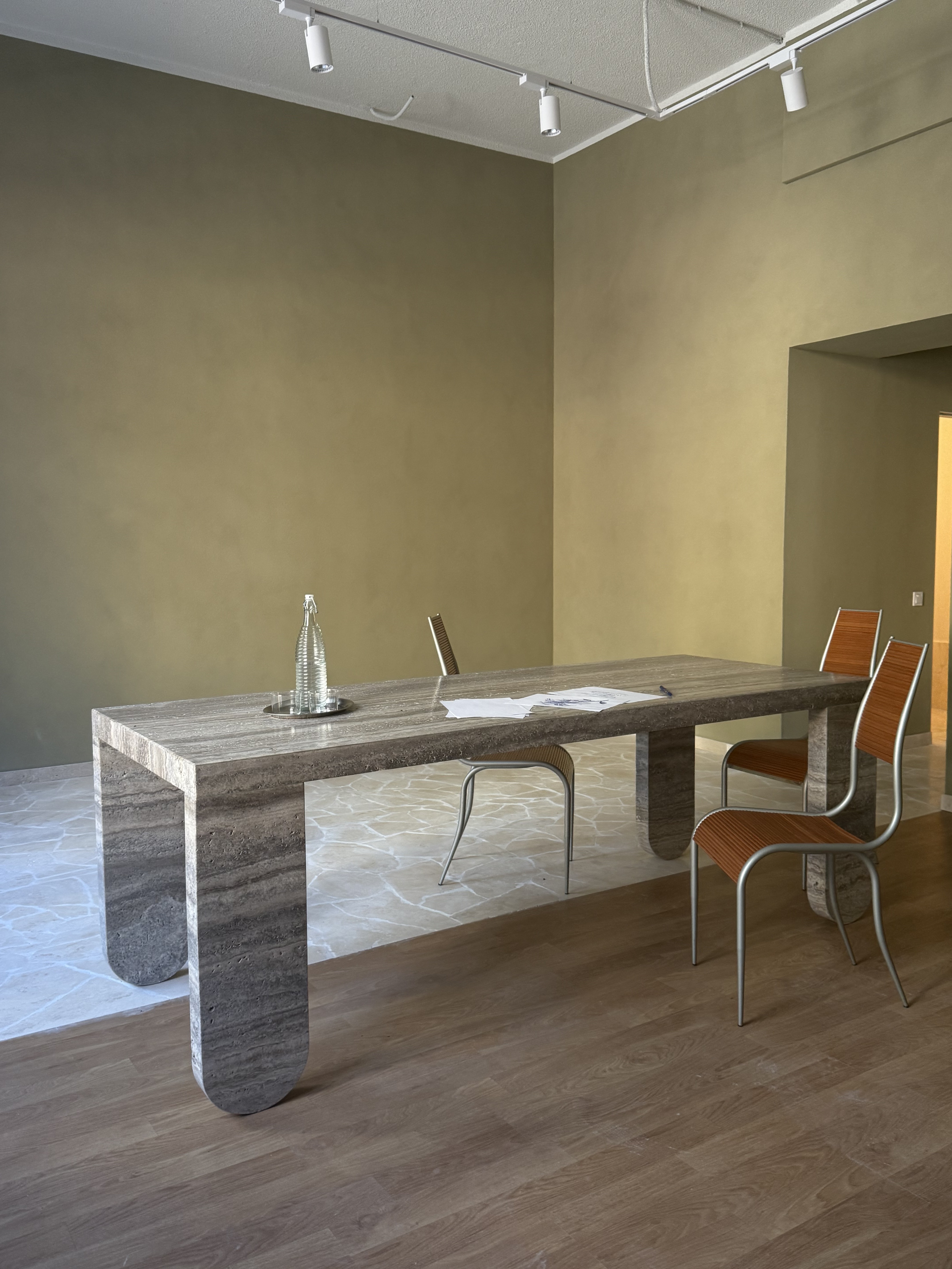 Большой стол с закругленными ножками из серого травертина