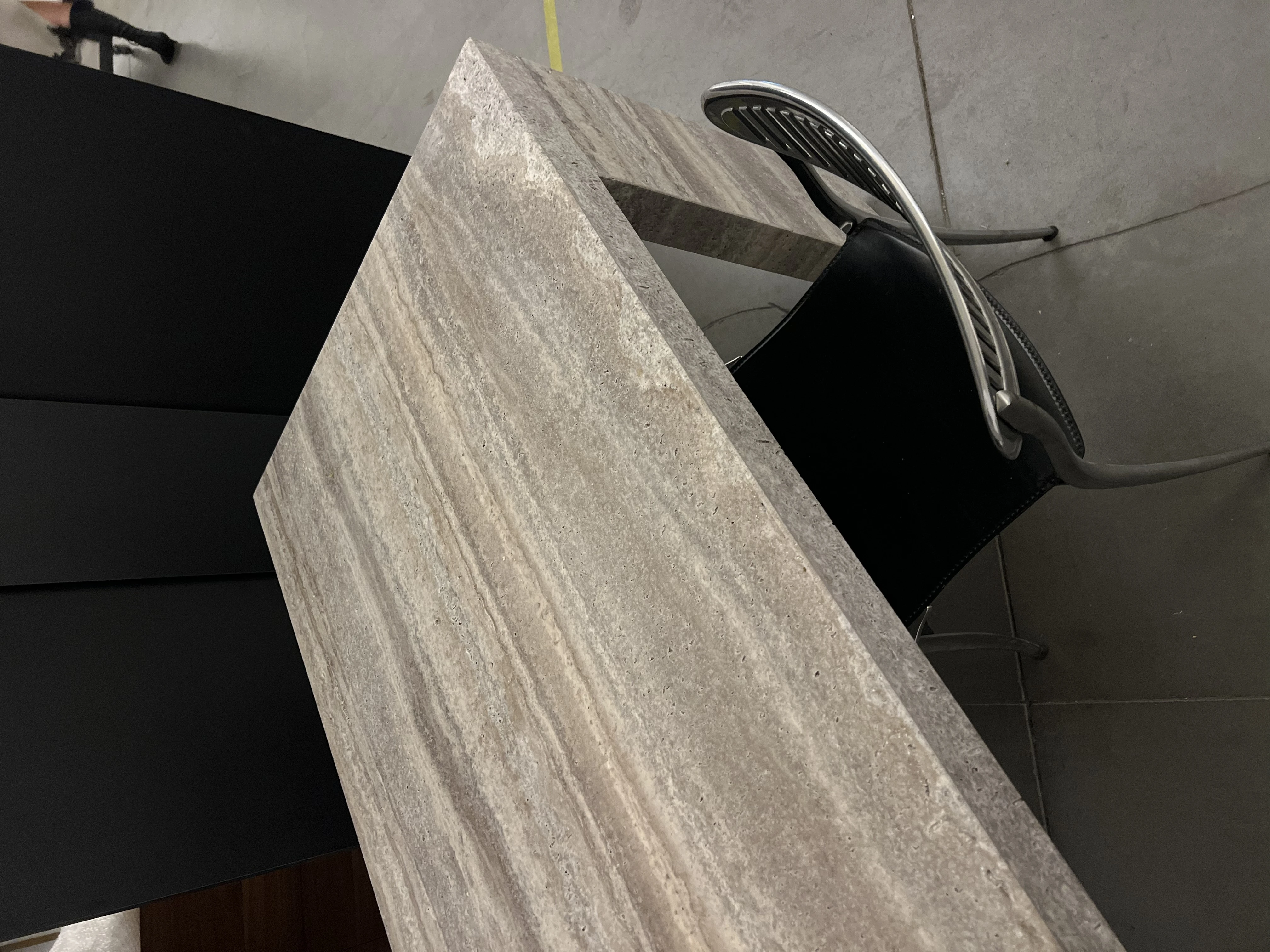 Большой стол с закругленными ножками из серого травертина