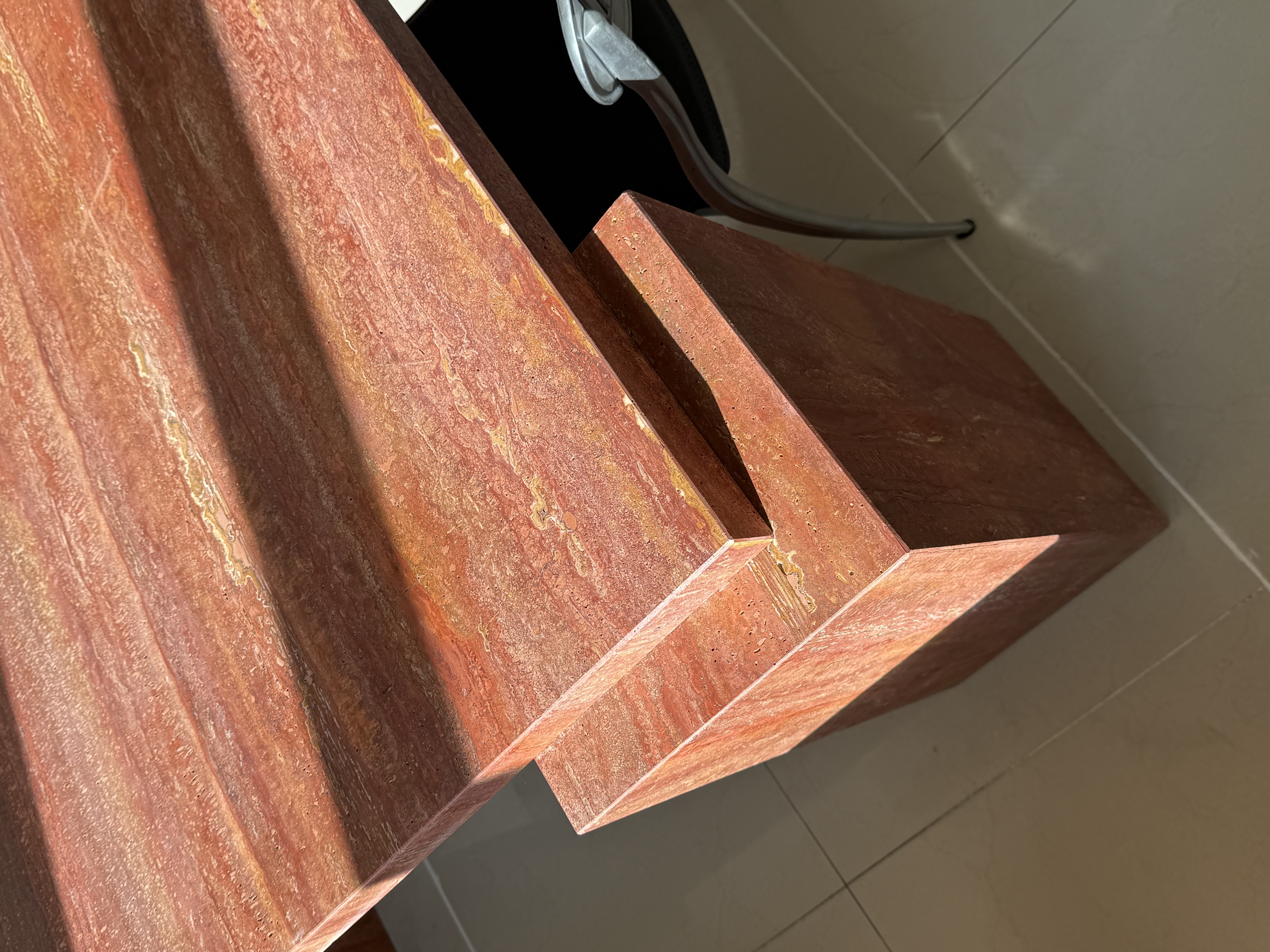 Стол с квадратными ногами из красного травертина