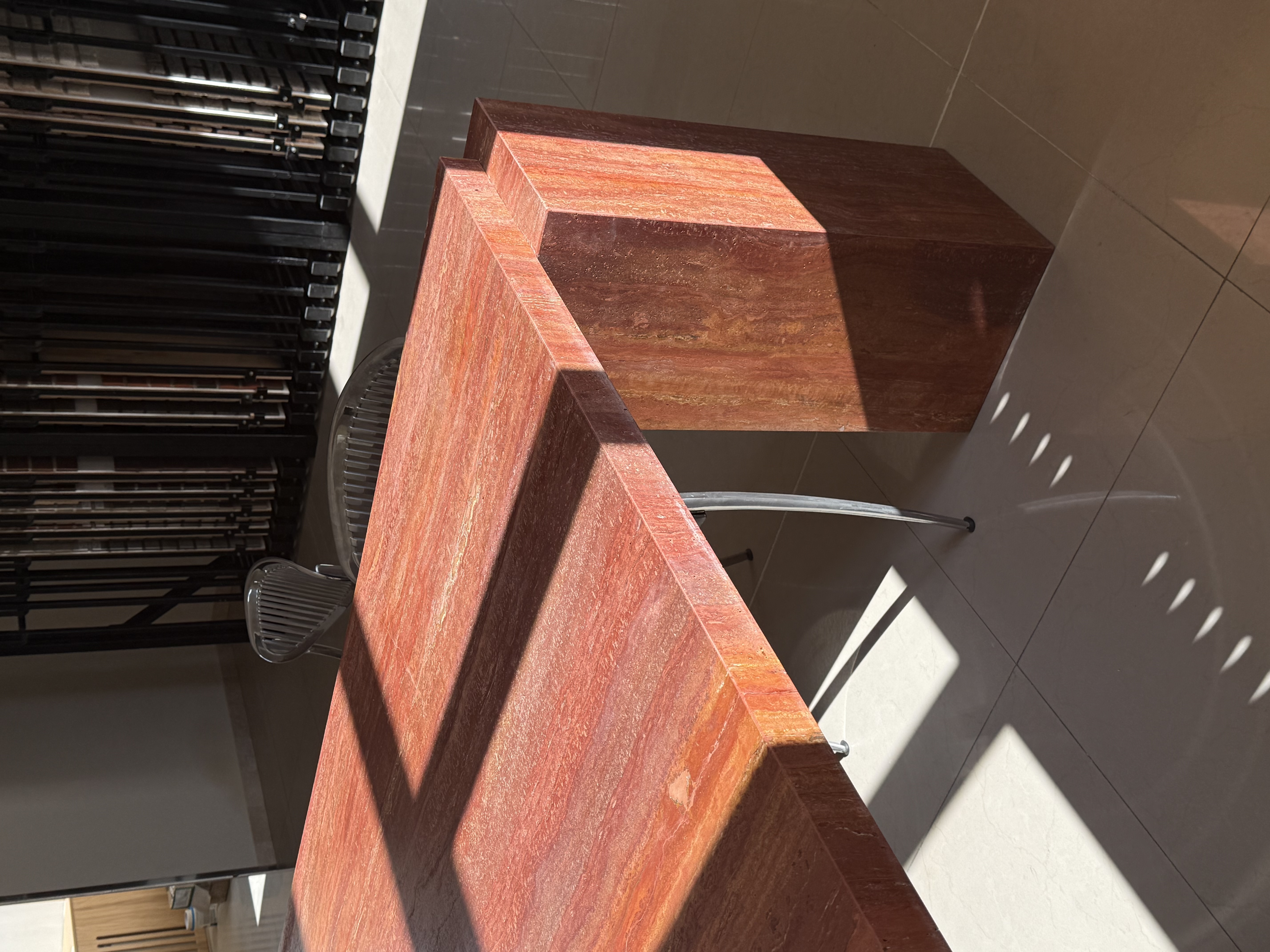 Стол с квадратными ногами из красного травертина