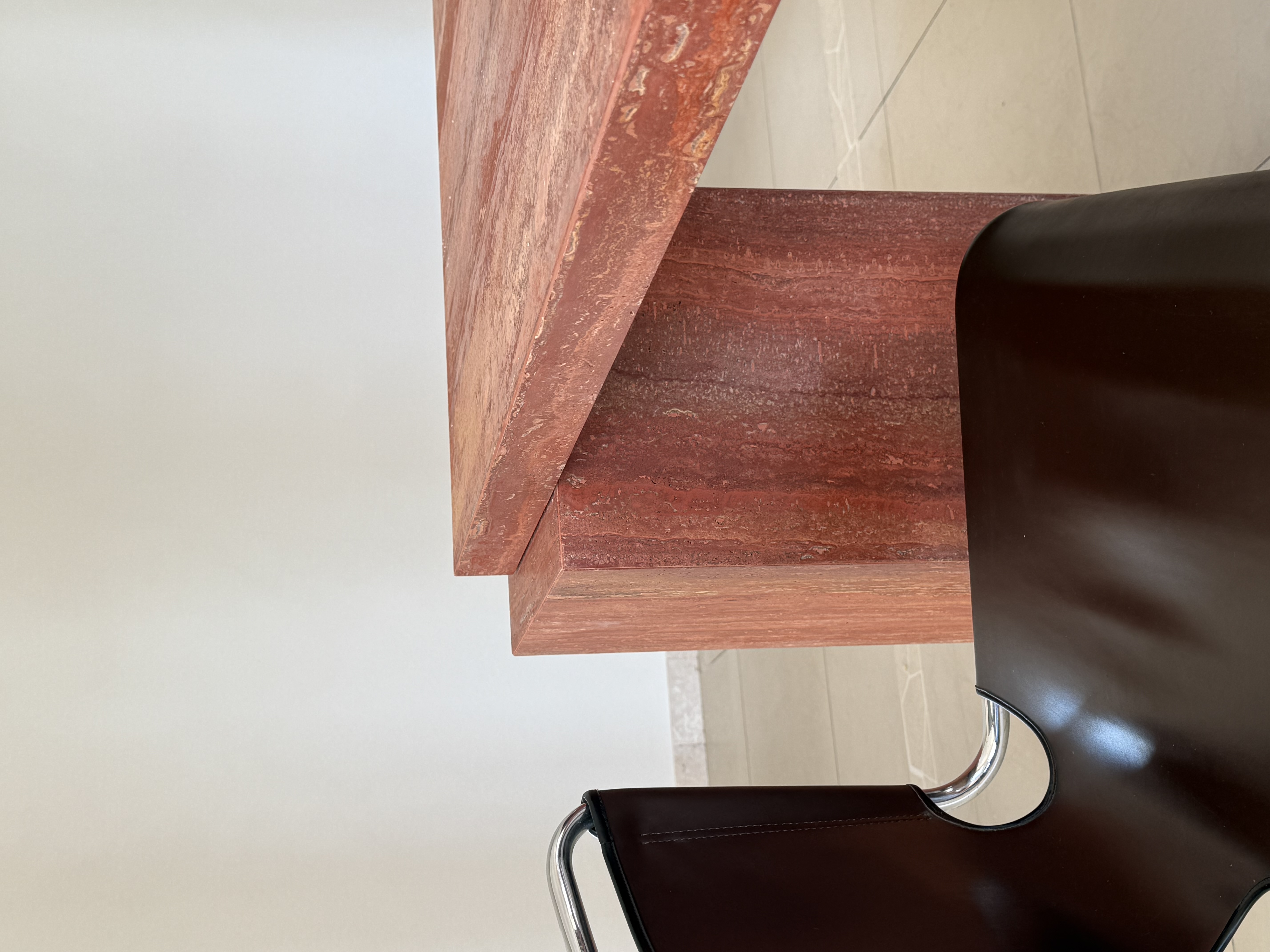 Стол с квадратными ногами из красного травертина