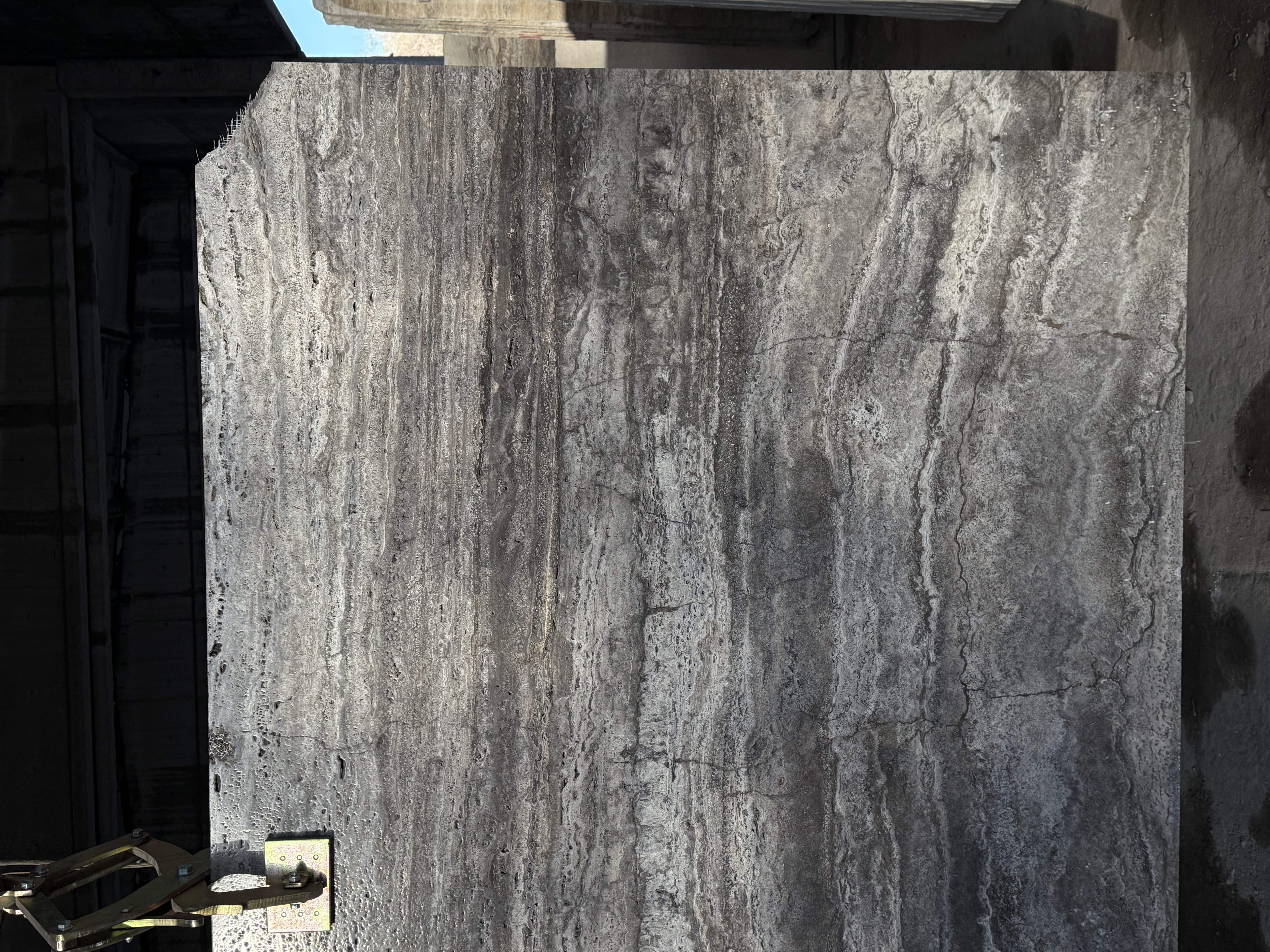 Травертин Сляб Silver Graphite V/C, обробка leathered